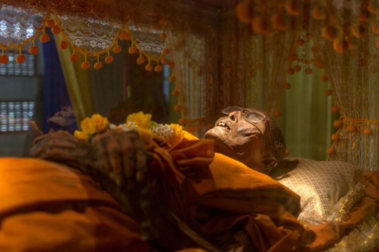Thajský mnich Dhum Kitthisaro, ležící v chrámu Chontanprasit, je cílem mnoha turistů.