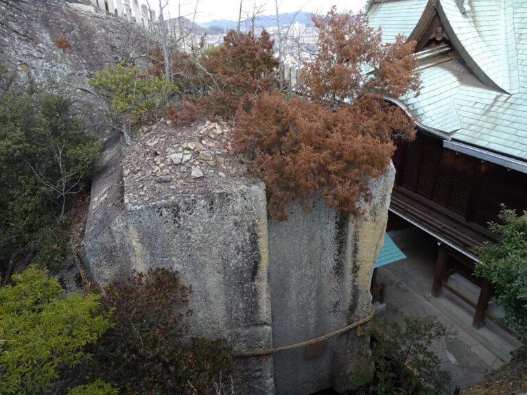 Zvláštních kamenných mohyl se v Japonsku nachází hned několik.