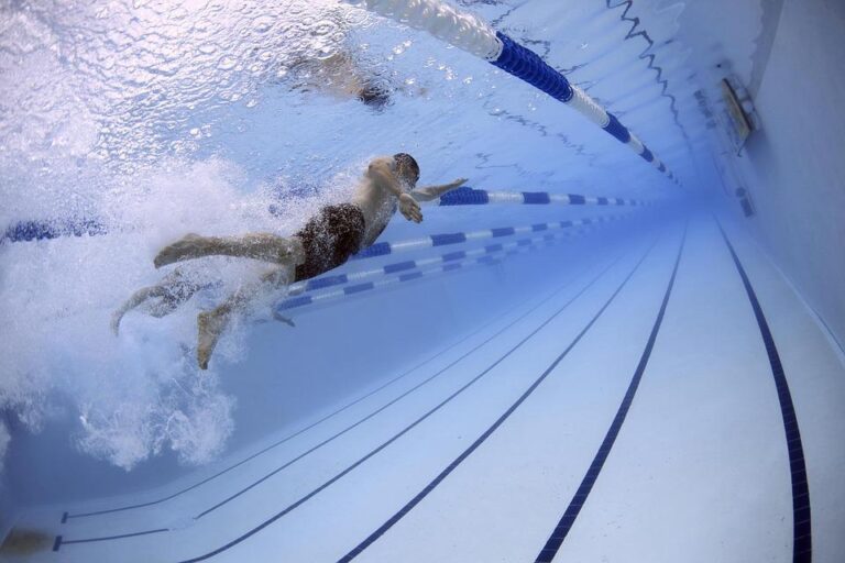 Cvičení ve vodě přispívá k vyrovnání výdeje a příjmu energie, zlepšuje sílu svalu a koordinaci pohybu. Foto: Pixabay