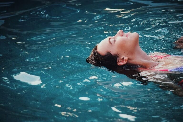 Lidé se zdravou kůží mohou do vody bez omezení. Foto: Pixabay