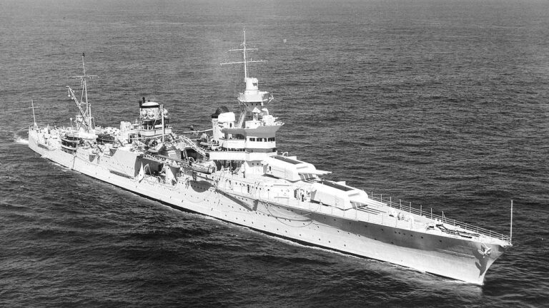 Konce 2. světové války se křižník USS Indianapolis ani většina jeho posádky nedočká.