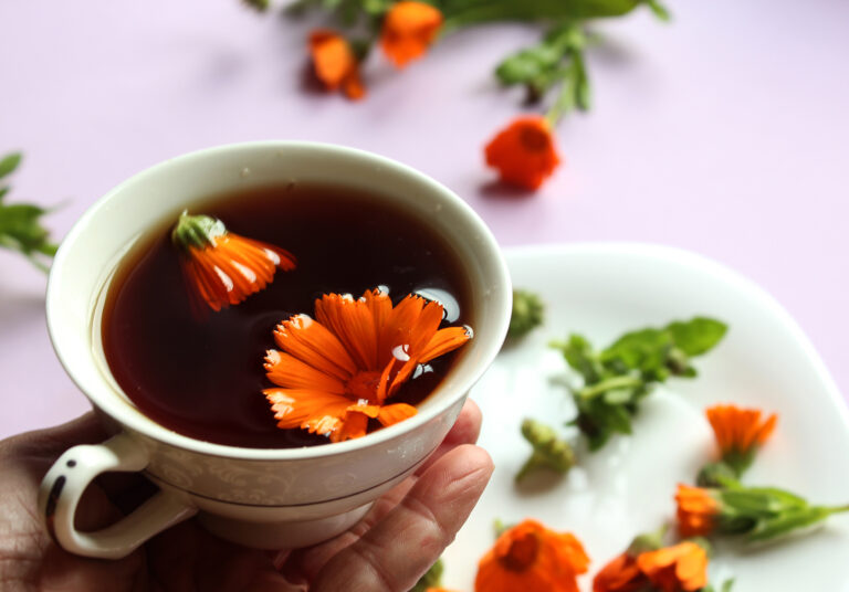 Čaj pomůže při žaludečních nevolnostech, bolestivé menstruaci i při bolestech svalů a kloubů. Doporučuje se i při zánětech močových cest.