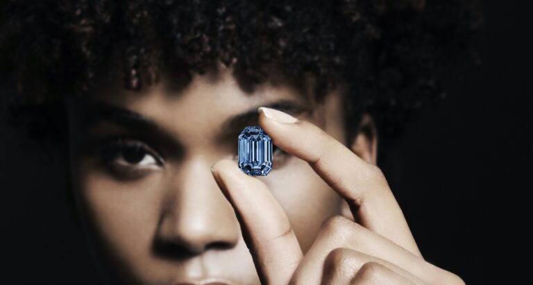 The De Beers Blue je největší modrý diamant svého druhu, který kdy byl v dražbě nabídnut.