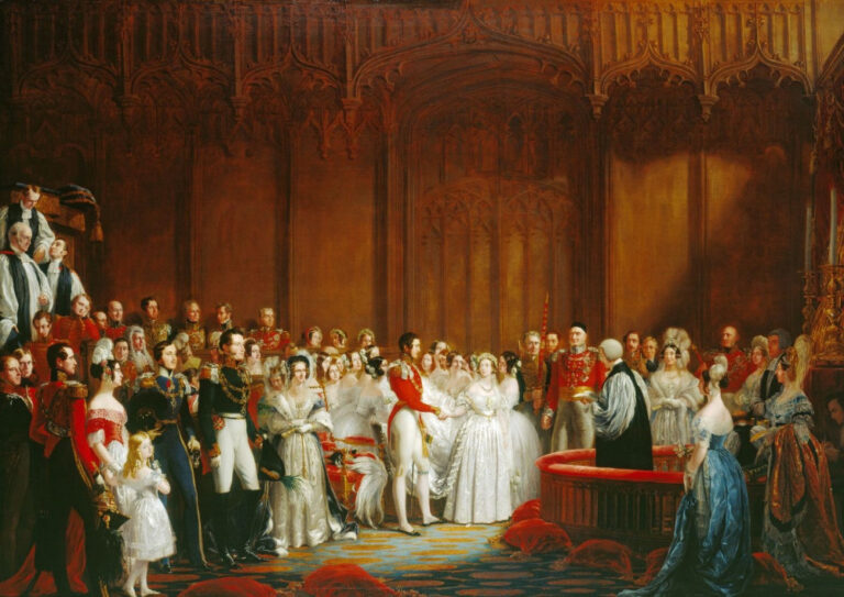 Britská královna se vdává v bohatě zdobených bílých šatech a na hlavě má věnec z květů pomerančovníku.