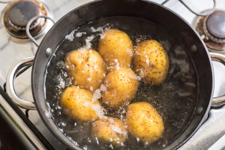 Do brambor přidejte při vaření trochu kmínu.