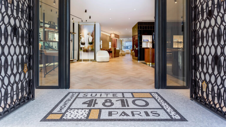 Vstupní portál pařížského butiku Montblanc zdobí mozaika odkazující na výšku slavné hory.