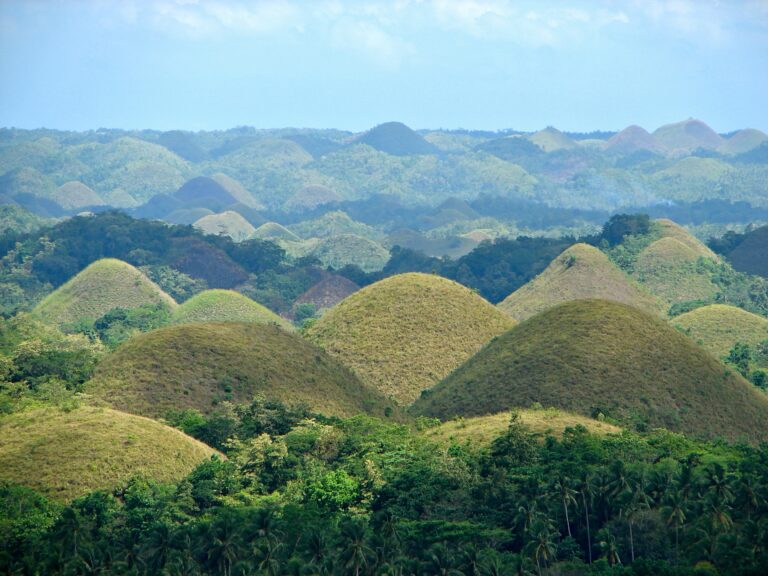 Filipínské Čokoládové vrchy tvoří početnou soustavu kopců – jsou jich téměř 2000!