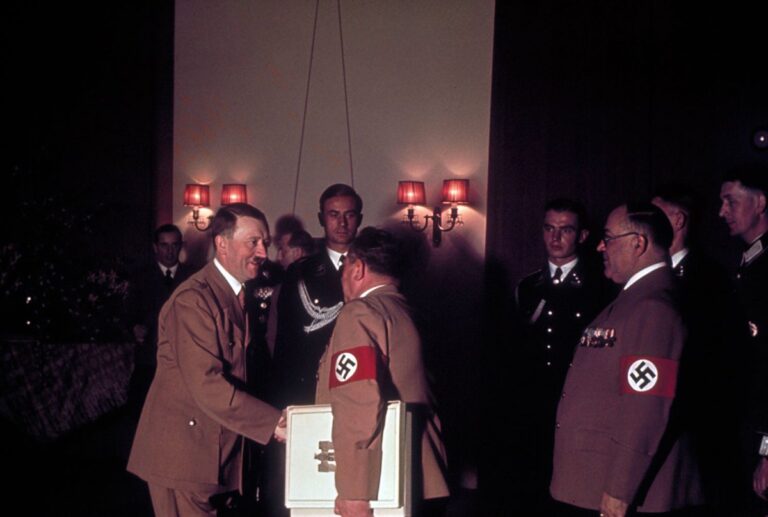 Během narozenin obávaného vůdce se každý předhání, všichni chtějí Hitlera oslnit.