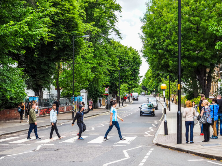 Asi nejznámější přechod najdeme na londýnské ulici Abbey Road, a je to ten, po kterém se prošli Beatles.