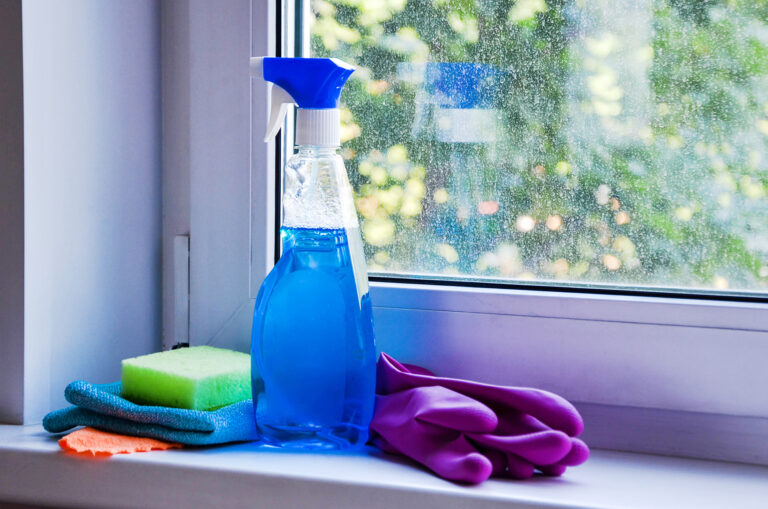 Chemikálie v úklidových prostředcích nahraďte méně škodlivými čističi s octem nebo čisticím pískem.