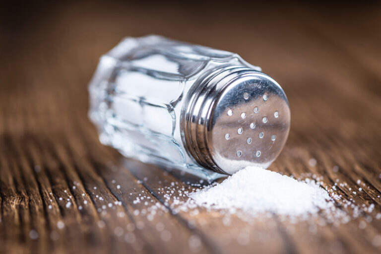 Skvrny pomůže odstranit sůl.