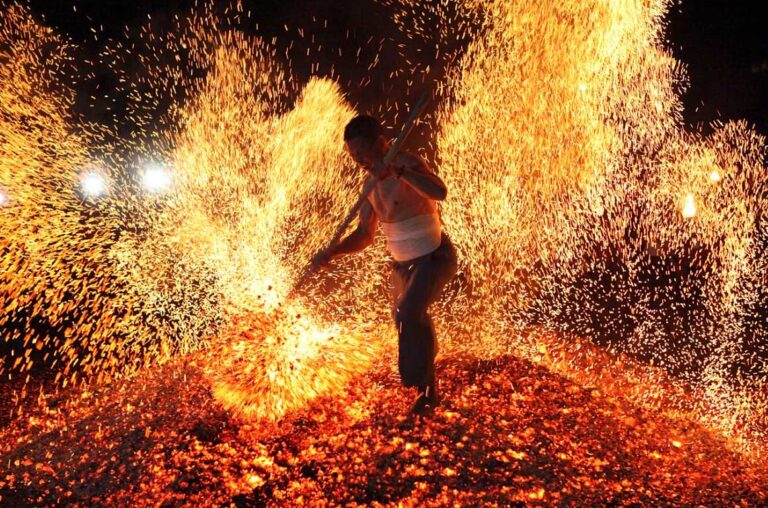 Náboženský obřad Anastenaria, probíhající v severním Řecku a v jižním Bulharsku, je zakončen rejem v ohni.