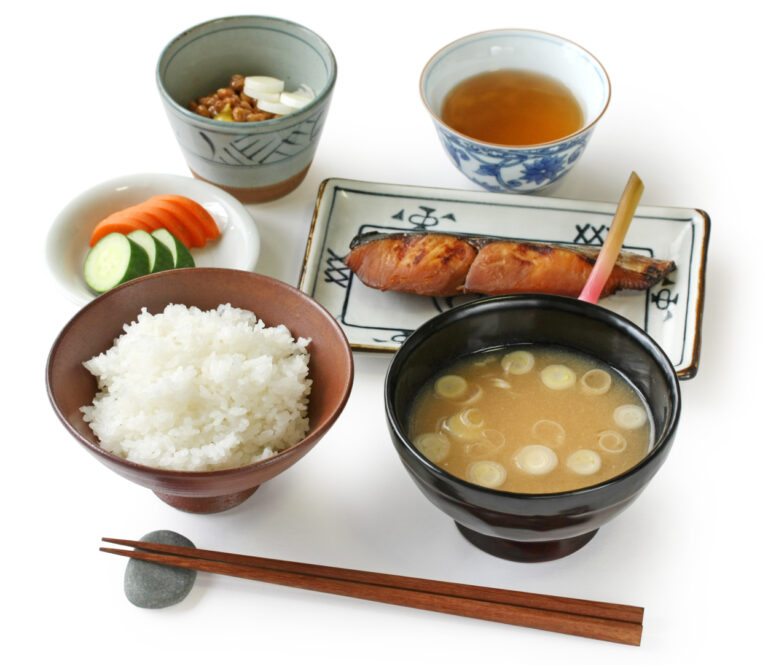 Tradiční japonská snídaně připomíná spíš oběd. Představuje skutečnou nálož energie.