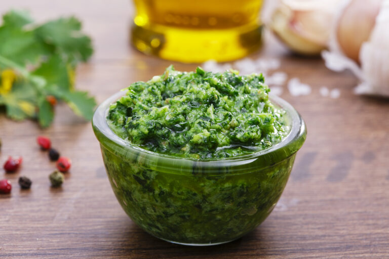 Zkusit můžete i omáčku Salsa verde, která se hodí se k masu, rybám, těstovinám i k vařené zelenině.
