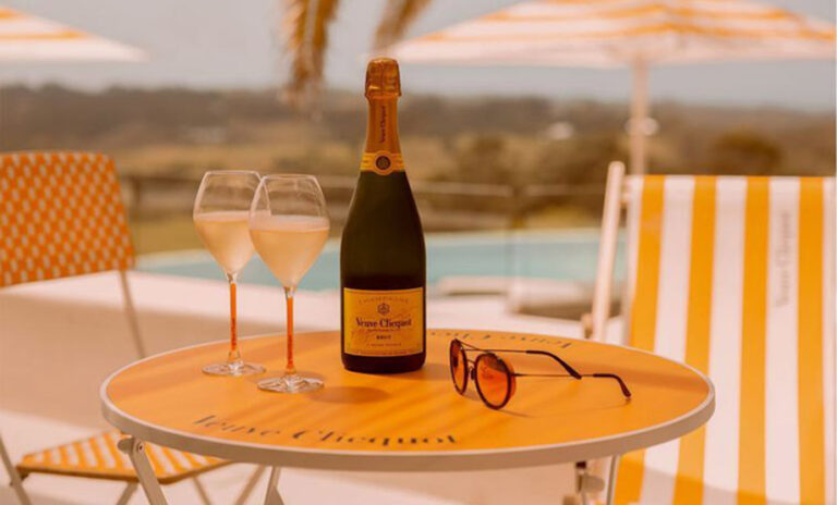 Vinařství Clicquot se v roce 1805 ujala manželka zesnulého zakladatele, která dala například vzniknout prvnímu růžovému šampaňskému.