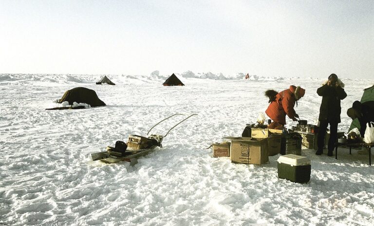Dočasná polární stanice německo-švýcarského vědeckého týmu na severním pólu