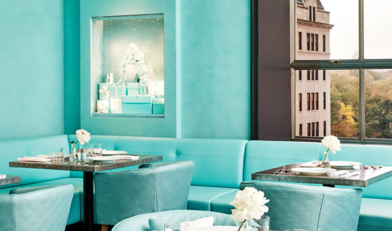 Kavárna Blue Box Café dostala stylový interiér v odstínu tiffany blue – tedy tyrkysové barvě, která je obchodní značkou společnosti.