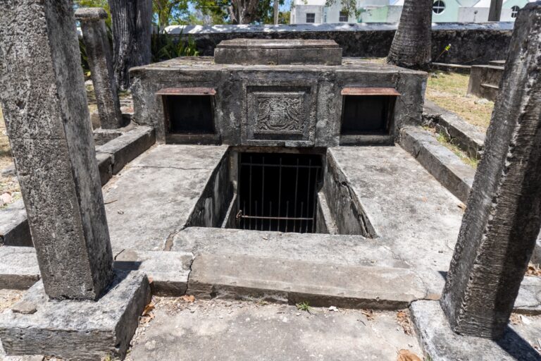 Slavná krypta, která vzbudí takové pozdvižení, leží na hřbitově u kostela Christ Church na ostrově Barbados.
