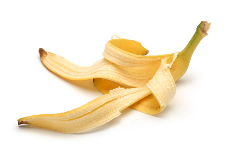 Dojíst banán a slupku vyhodit? Tak na to zapomeňte! Tento „odpad“ má řadu využití.
