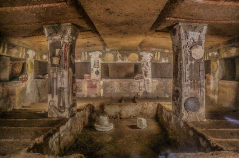 Interiéry některých z nich Etruskové bohatě zdobili štukovými reliéfy.