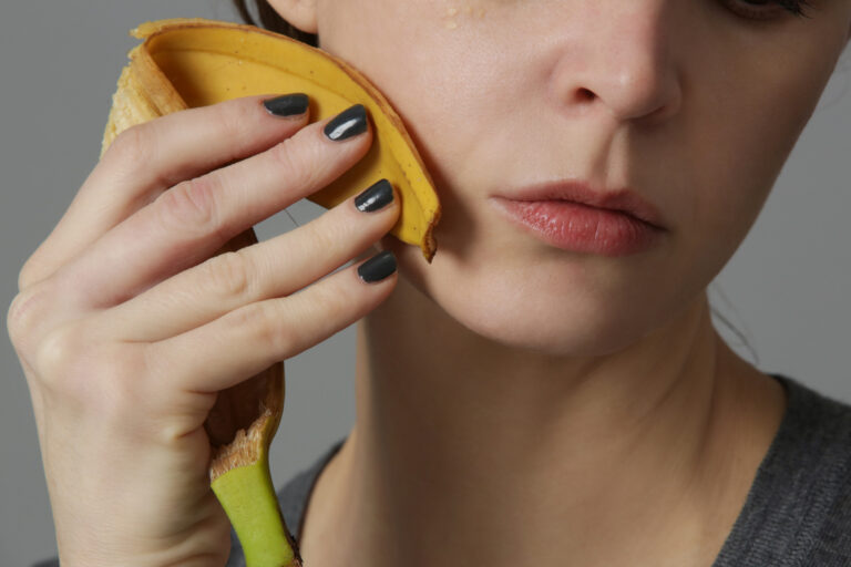 Díky účinným látkám prý banánová slupka funguje podobně jako krém proti vráskám.