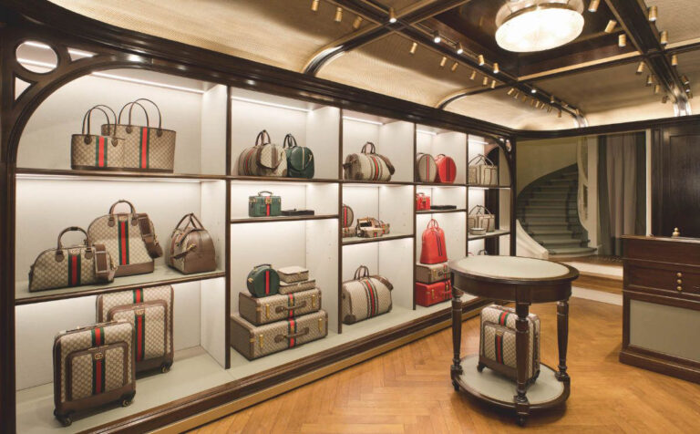 Nový pařížský butik Gucci se věnuje světu cestování a zavazadel.