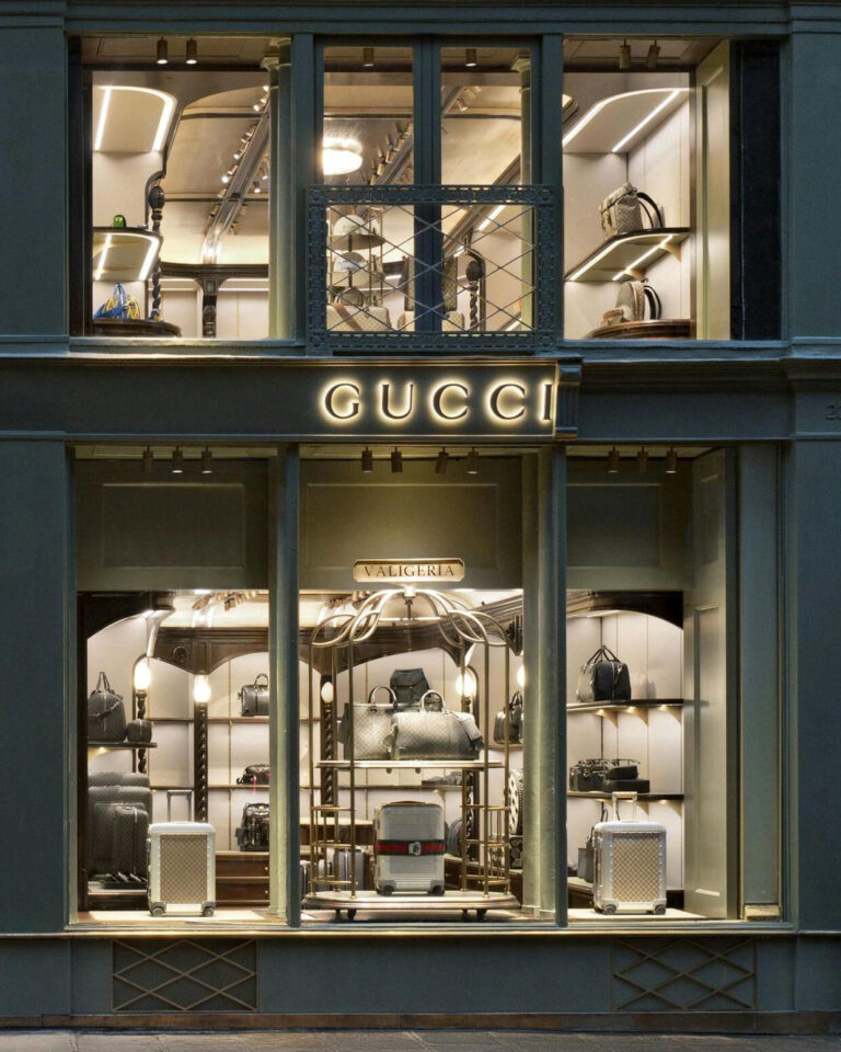 butik Gucci Valigeria se nachází na 229 Rue Saint-Honoré mezi náměstím Place Vendôme a Jardin des Tuileries.