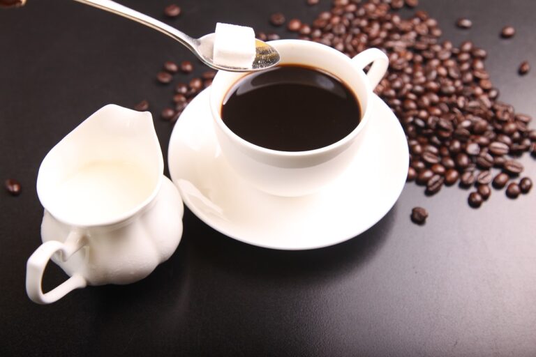 Maximální množství kofeinu u zdravých dospělých, které by nemělo mít žádné negativní vlivy, je podle americké FDA (Úřad pro kontrolu potravin a léčiv) 400 mg denně – což jsou cca 4 šálky (945 ml) kávy. Foto: Pixabay