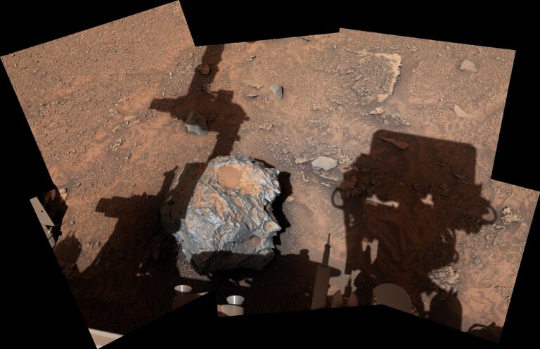 „Kámen. Kámen. Kámen. Kámen. Kámen. Kámen. METEORIT!“ stálo na oficiálním twitterovém účtu roveru v lednu 2023, kdy Curiosity objevil další železo-niklový meteorit, nazvaný Cacao. Foto: NASA