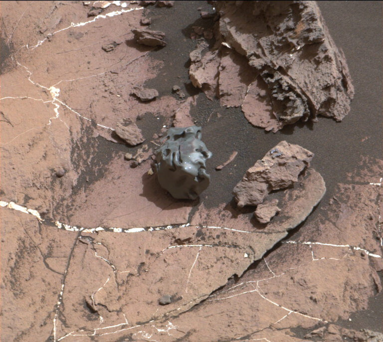 Curiosity také narazilo, a jeho laserové pulzy to potvrdily, i na železo-niklový meteorit. Foto: NASA