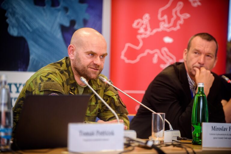Generál Miroslav Feix: Jenom na armádu se spoléhat nemůžeme