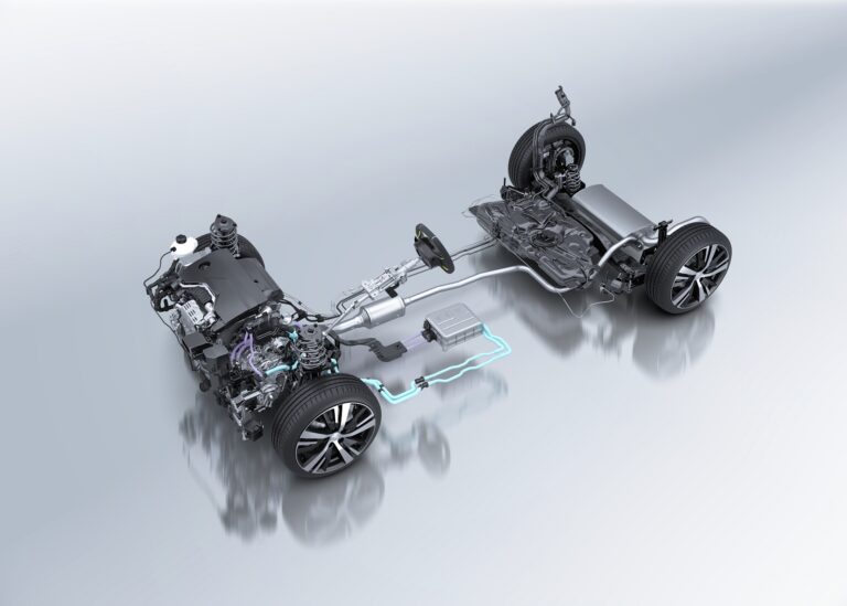Uvedený motor nahrazuje motor PureTech 130 EAT8 a brzy bude k dispozici i v dalších modelech řady Peugeot, jako jsou vozy 208, 2008, 308, 308 SW a 408.