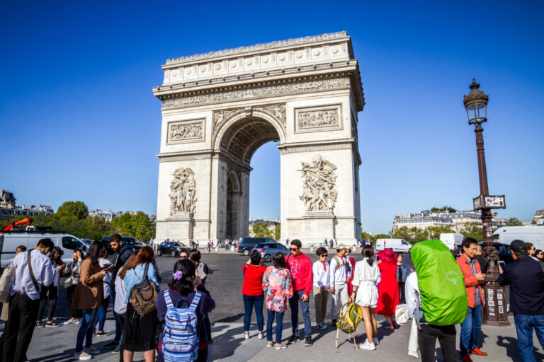 Z Vítězného oblouku jsou japonští turisté nadšení, z dalších míst v Paříži už nikoliv.