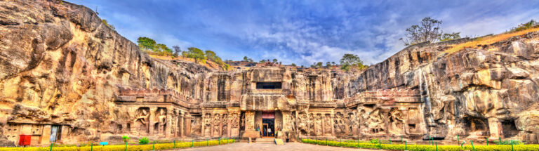 Dvoupatrovou bránou největšího monolitického chrámu světa projdete na zdobné nádvoří.