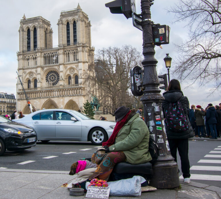 Žebrající bezdomovci, často v doprovodu psa, už jsou prakticky stálou součástí Paříže.