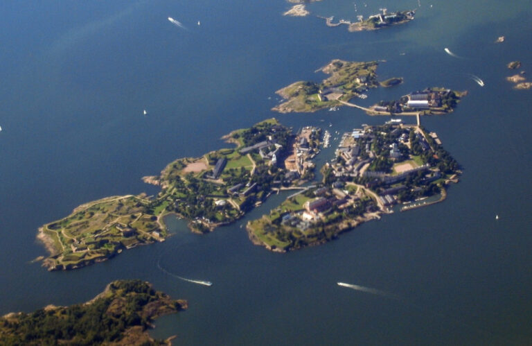 Pevnost vyrostla na několika ostrovech u Helsinek.