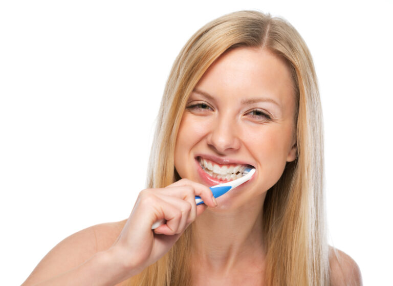 Co se stane, když si nebudeme čistit zuby? Kromě kazů nám hrozí řada horších nemocí.