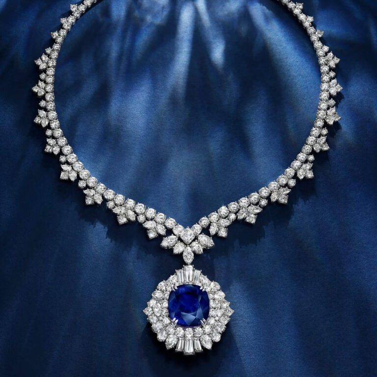 Nejnovějším klenotem značky je náhrdelník Winston Sapphire Legacy s kašmírským safírem.