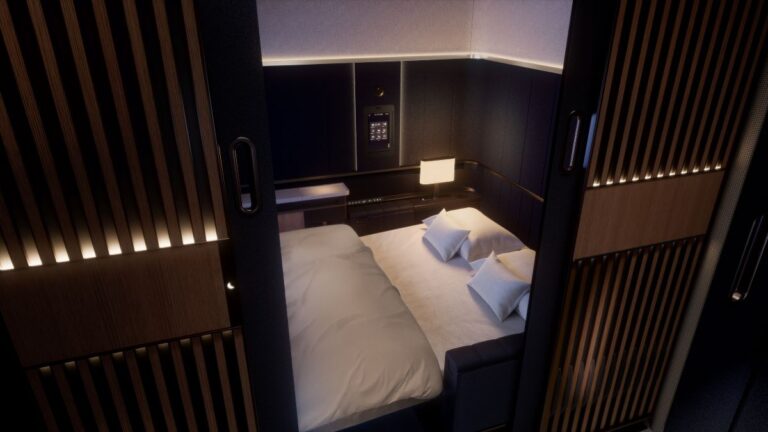 Samostatné dvojlůžkové kabiny Suite Plus zajišťují soukromí díky příčkám sahajícím až ke stropu letadla.