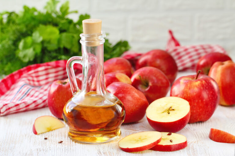Pro výrobu jablečného octa jsou nezbytné slupky.