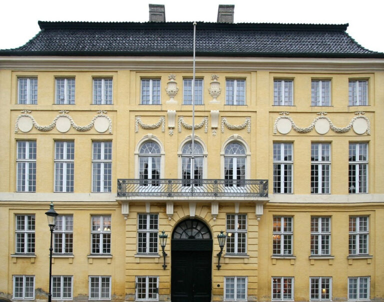 Narodil se ve Žlutém paláci v Kodani.