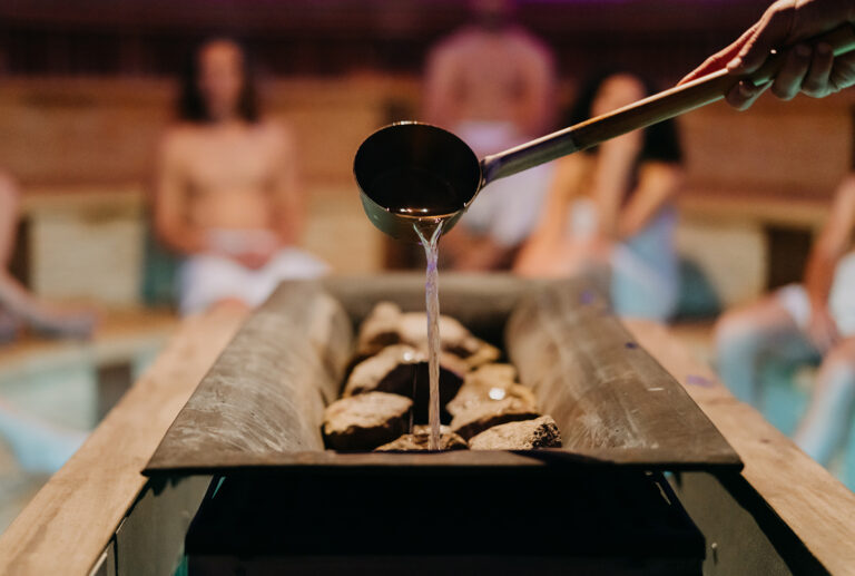 Dnes je v Česku několik desítek saunových dómů, kde ceremoniály probíhají, a podobný počet sauna-mistrů. Ti čeští patří mezi světovou špičku. Foto: Faltejsek/Infinit Maximus