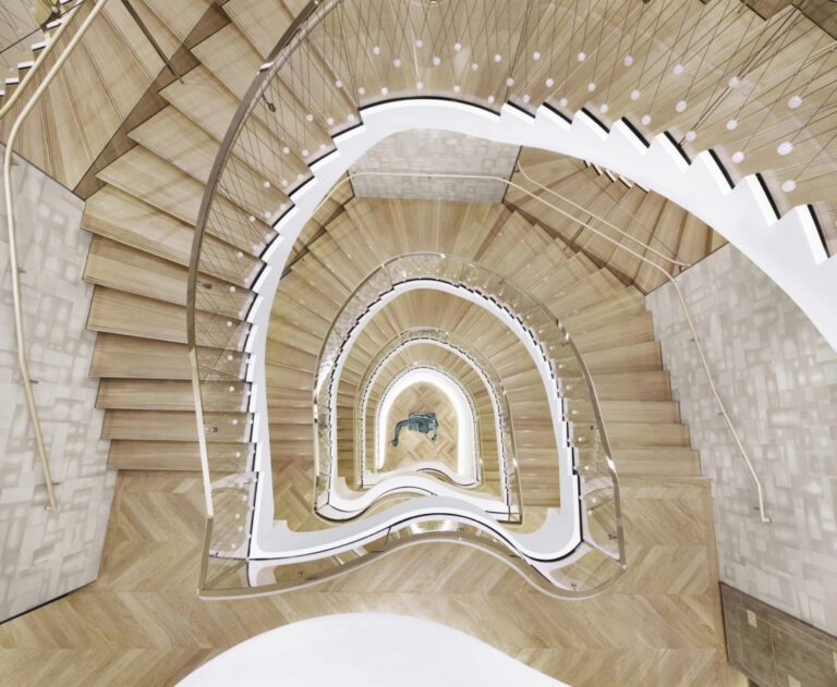 Nádherné točité schodiště je inspirované organickými návrhy Elsy Peretti.