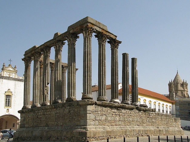 Chrám byl původně zasvěcen císaři Augustovi.
