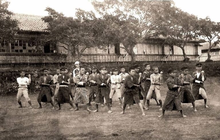 Obyvatelé Okinawy se začnou učit karate z nouze.