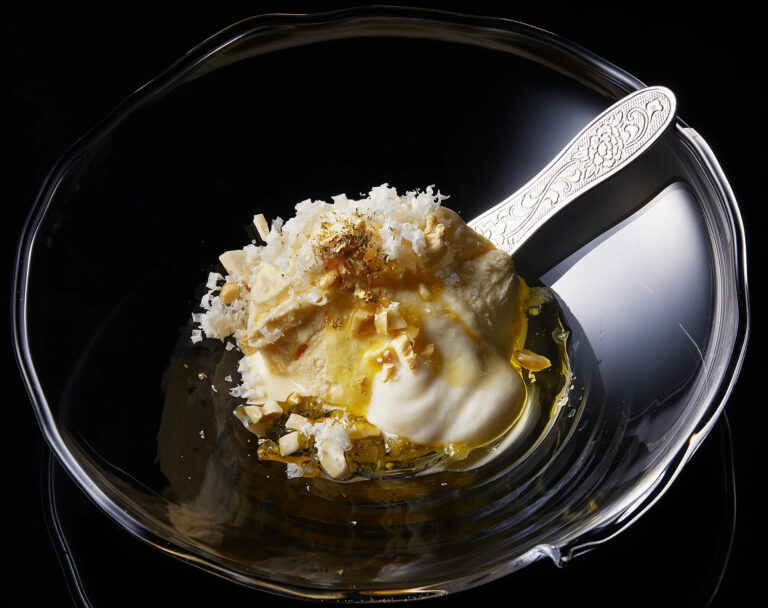 Zmrzlina je servírována s lanýžovým olejem a plátky zlata.