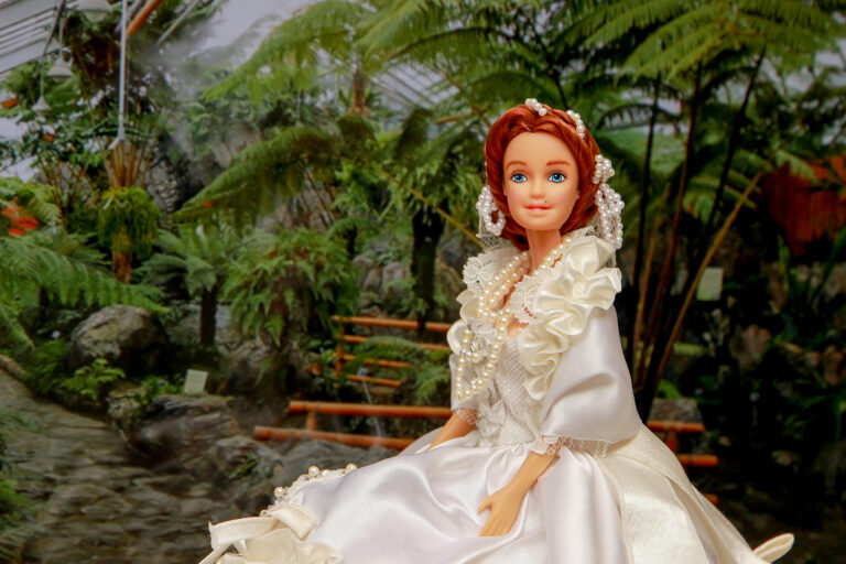 Sběratelská Barbie v detailně propracovaných svatebních šatech.