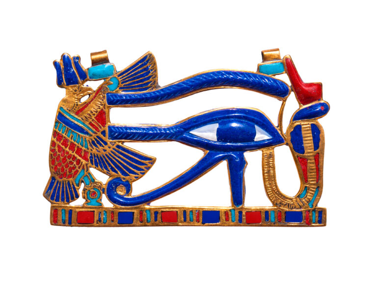 Amulety a šperky ze starověkého Egypta jsou často zdobeny tímto modrým kamenem, a proto je jim připisována ochranná funkce.