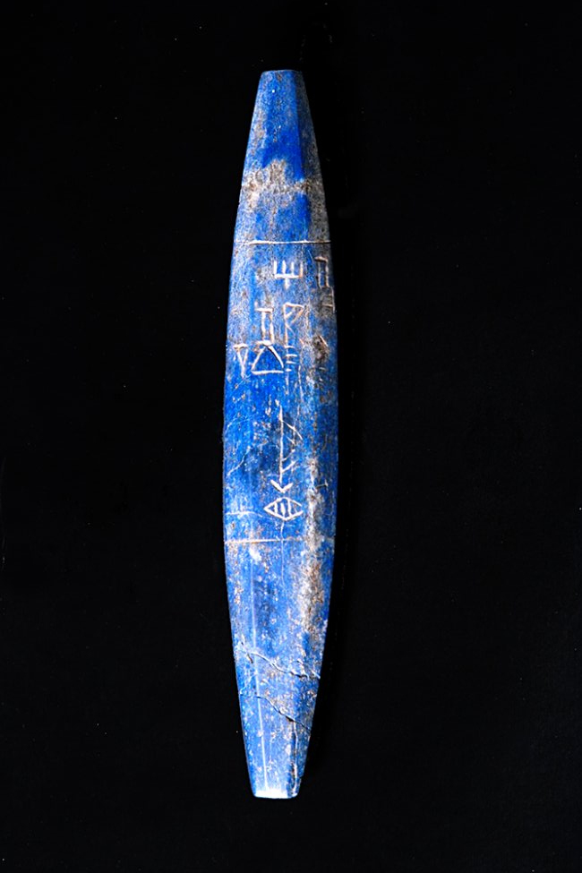 Tento kus lapis lazuli je součástí pokladu ze sumerského města Ur z 25. století před naším letopočtem.
