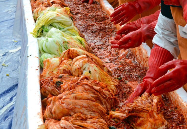 Kimjang není jen prostá výroba kimčchi. Je to důležitá tradice a společenská událost.